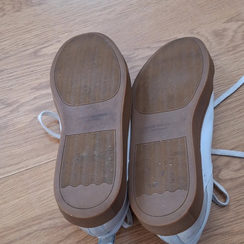 Shoe the Bear White and Tan Leather Low-Top Sneakers with Gum Sole Sz 12